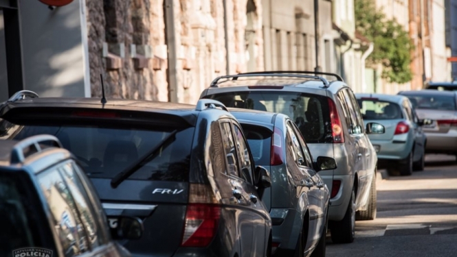 Par noziedzīgi iegūtu līdzekļu legalizēšanu automašīnu tirdzniecības uzņēmumā aizturēta personu grupu