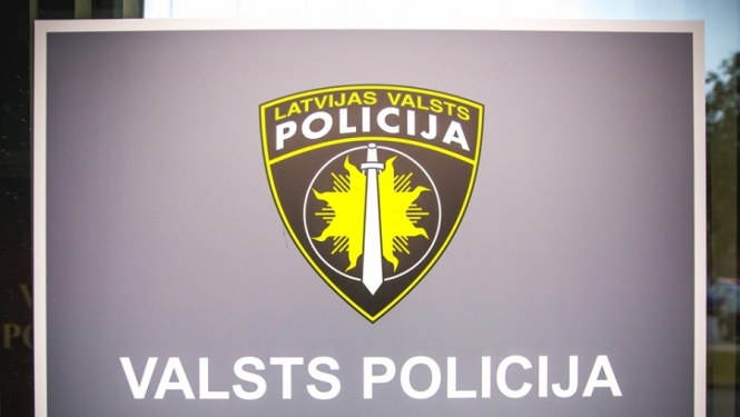 Pēc soctīklos izplatītā video, kur jaunietis ņirgājas par sirmgalvi, aizturēts iespējamais vainīgais