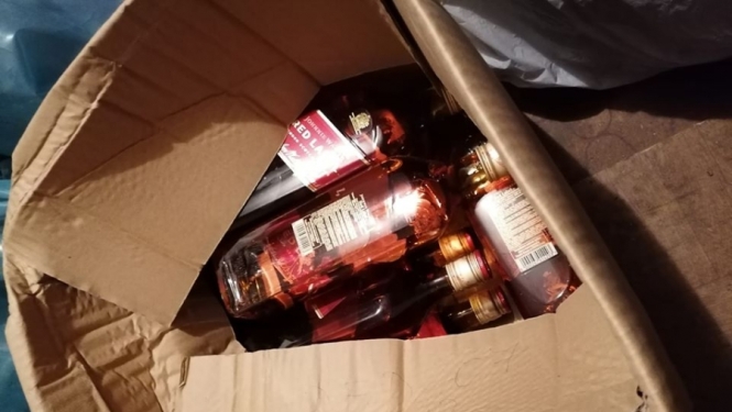 Valsts policija kādā garāžā Rīgā konstatē dārgu nelegālo alkoholu