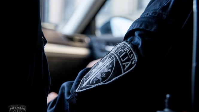 Valsts policija aiztur divus jauniešus aizdomās par automašīnas zādzību; automašīna atgūta