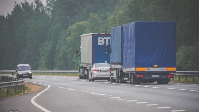 Aicinām kravas pārvadātājus būt atbildīgiem un aprīkot spēkratu ar atbilstošām riepām!