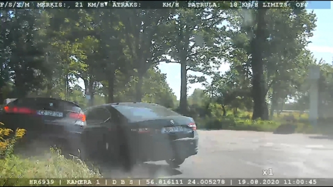 Spraiga pakaļdzīšanās uz Jelgavas šosejas: 17 gadīgs jaunietis pārkāpj virkni noteikumu