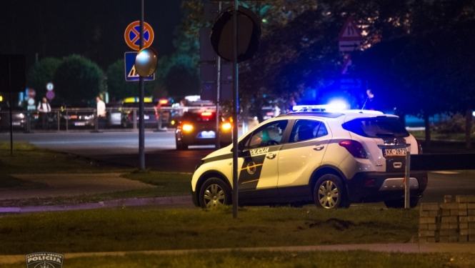 Aculiecinieks Mīlgrāvī pamana vīrieti ar segā ievīstītu līķi; policija nekavējoties aiztur iespējamo slepkavu