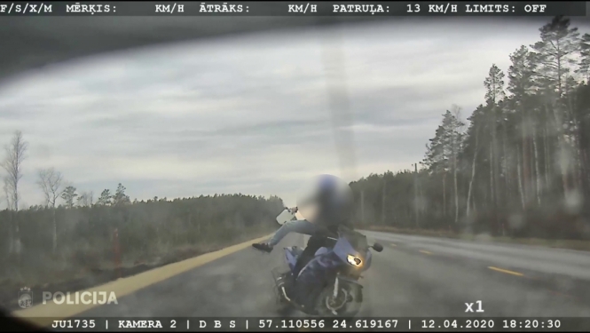 Lieldienās ceļu policisti noķer meklēšanā esošu personu!