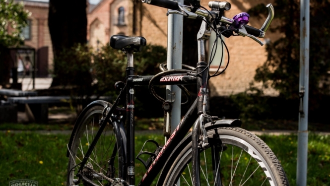 Divi drosmīgi jauni vīrieši dzenas pakaļ velosipēda zaglim un aiztur viņu