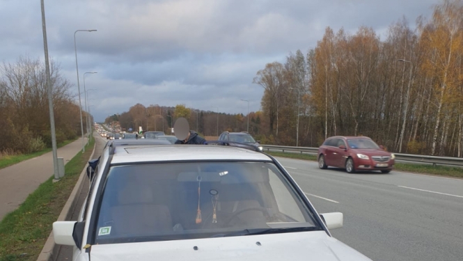 Cenšoties izvairīties no fotoradara, automašīnai uzliek ceļmalā atrastu numurzīmi