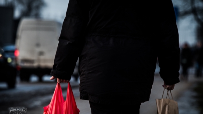 Autoostā apģērbu tirgone novērš sievietes uzmanību un nozog viņas pensiju