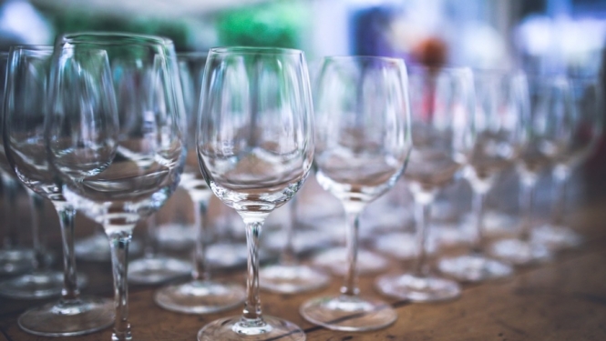 Septiņos Rīgas naktsklubos un bāros policija konstatē Covid-19 noteikto ierobežojumu pārkāpumus