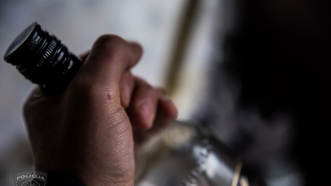 Policisti nelabvēlīgos apstākļos pie iereibušiem pieaugušajiem atrod divus mazgadīgus bērnus