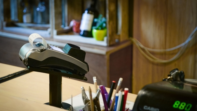 Siguldas iecirkņa policisti par svešas kredītkartes nelikumīgu izmantošanu aiztur meklēšanā izsludinātu vīrieti