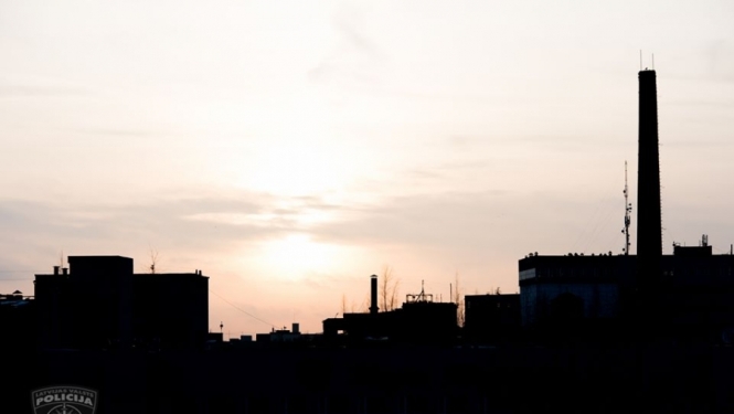 Valsts policijas eksperts no darba brīvajā laikā aiztur jaunieti, kurš Purvciemā šaudās ar gāzes ieroci