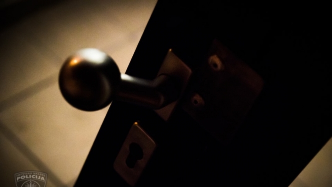 Valsts policija aizturējusi vīrieti, kurš pēdējā laikā izdarījis vismaz 19 zādzības no privātmājām Rīgas reģionā