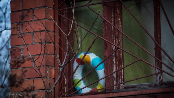 Audžu vecāki vairāku gadu garumā vērš fizisku, emocionālu un seksuālu vardarbību pret aizgādniecībā esošiem nepilngadīgiem bērniem