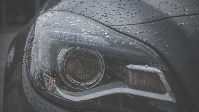 Policija atklāj automašīnu lukturu zādzību sēriju Pārdaugavā