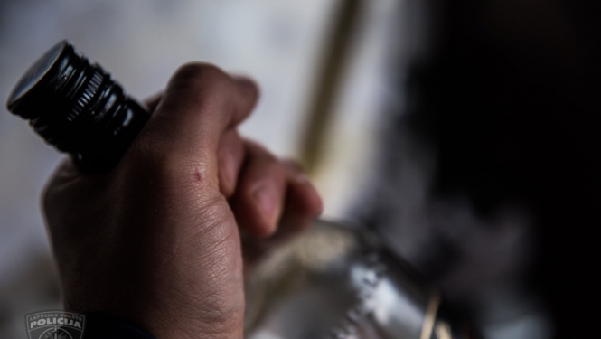 Kārtējo reizi kopīgas dzeršanas laikā tiek sadurts cilvēks