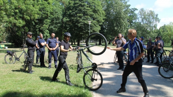 Kurzemē divas dienas Valsts policijas amatpersonas piedalījās starptautiska līmeņa mācībās, lai pilnveidotu policijas velopatruļu kapacitāti