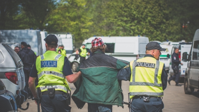 Vīrietis Purvciemā divām automašīnām pārdur riepas un nekavējoties tiek aizturēts