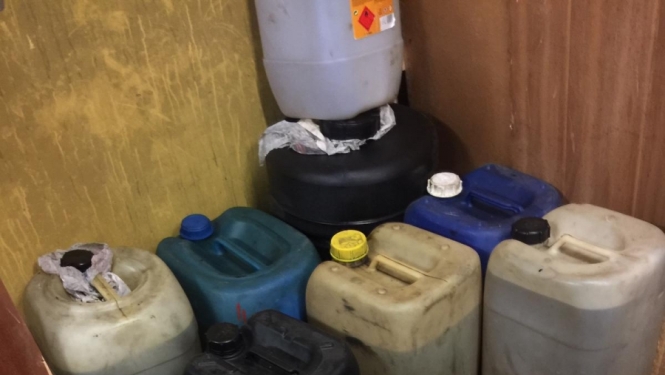 Policisti kādā garāžā Rīgā uziet nelegālo akcīzes preču uzglabāšanas vietu; aizturēts šo preču tirgotājs