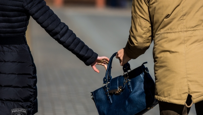 Vīrietis aplaupa kafejnīcā iepazītu sievieti un drīz vien tiek aizturēts