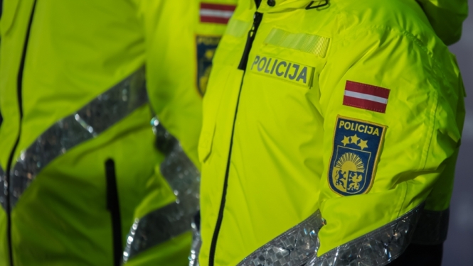 Administratīvā kārtībā aizturēts vīrietis, kurš stiprā alkohola reibumā pa Rīgas ielām staigājis ar gāzes ieroci rokās