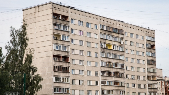 Rīgā aizdomās turētais pēc dzīvokļa aplaupīšanas izlec no piektā stāva un aizbēg