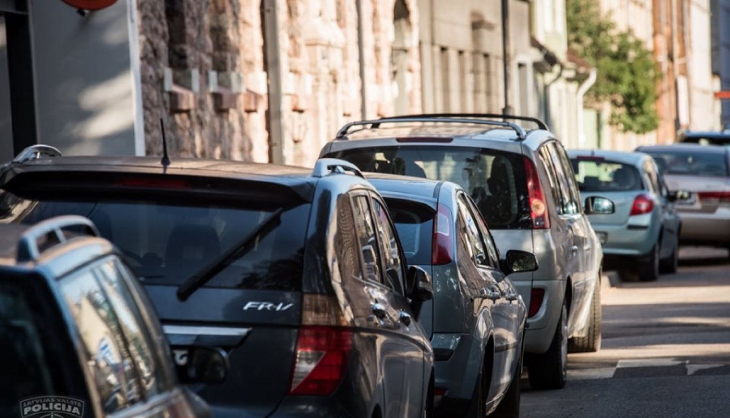 Par noziedzīgi iegūtu līdzekļu legalizēšanu automašīnu tirdzniecības uzņēmumā aizturēta personu grupu