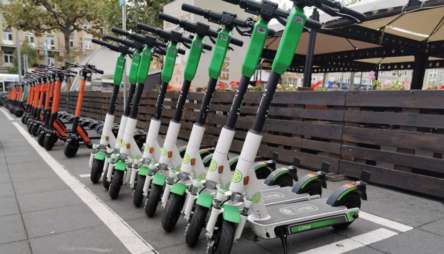 Vīrietis izklaides vadīts iemet elektrisko skrejriteni Rīgas centra kanālā