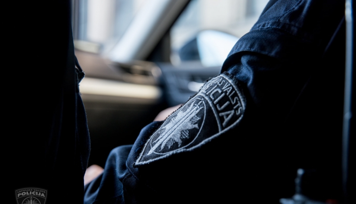Valsts policija aiztur divus jauniešus aizdomās par automašīnas zādzību; automašīna atgūta