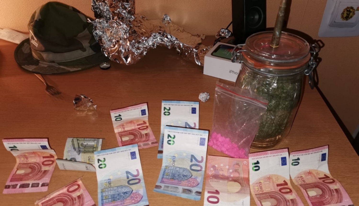 Inčukalna novadā aizdomās par narkotiku tirgošanu vietējiem iedzīvotājiem aizturēts jaunietis