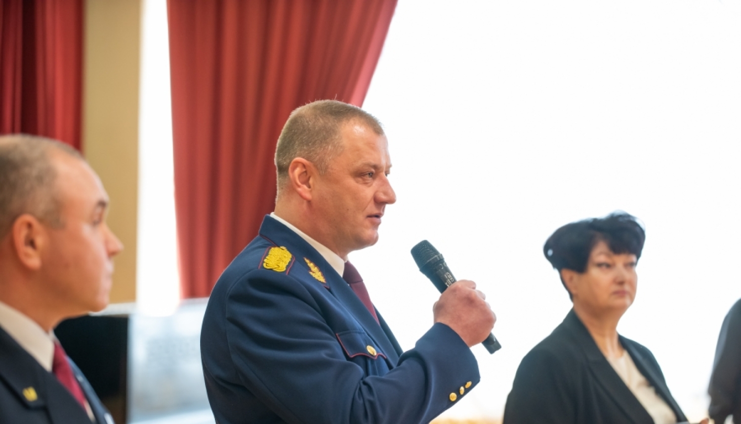 Valsts policija pasniedz pateicības rakstus skolēniem, kuri steidzās palīgā nelaimē nokļuvušai pensionārei