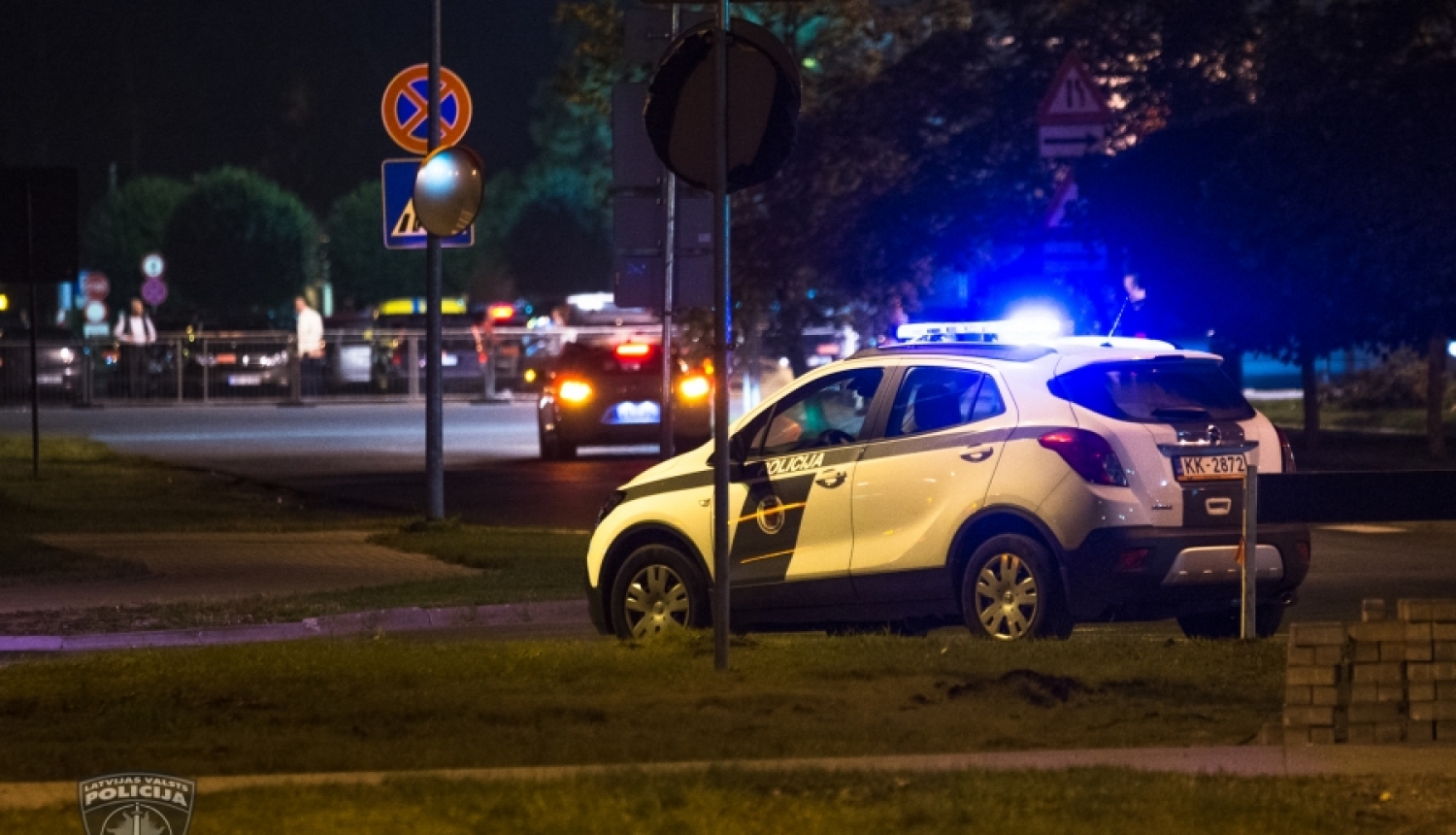 Aculiecinieks Mīlgrāvī pamana vīrieti ar segā ievīstītu līķi; policija nekavējoties aiztur iespējamo slepkavu