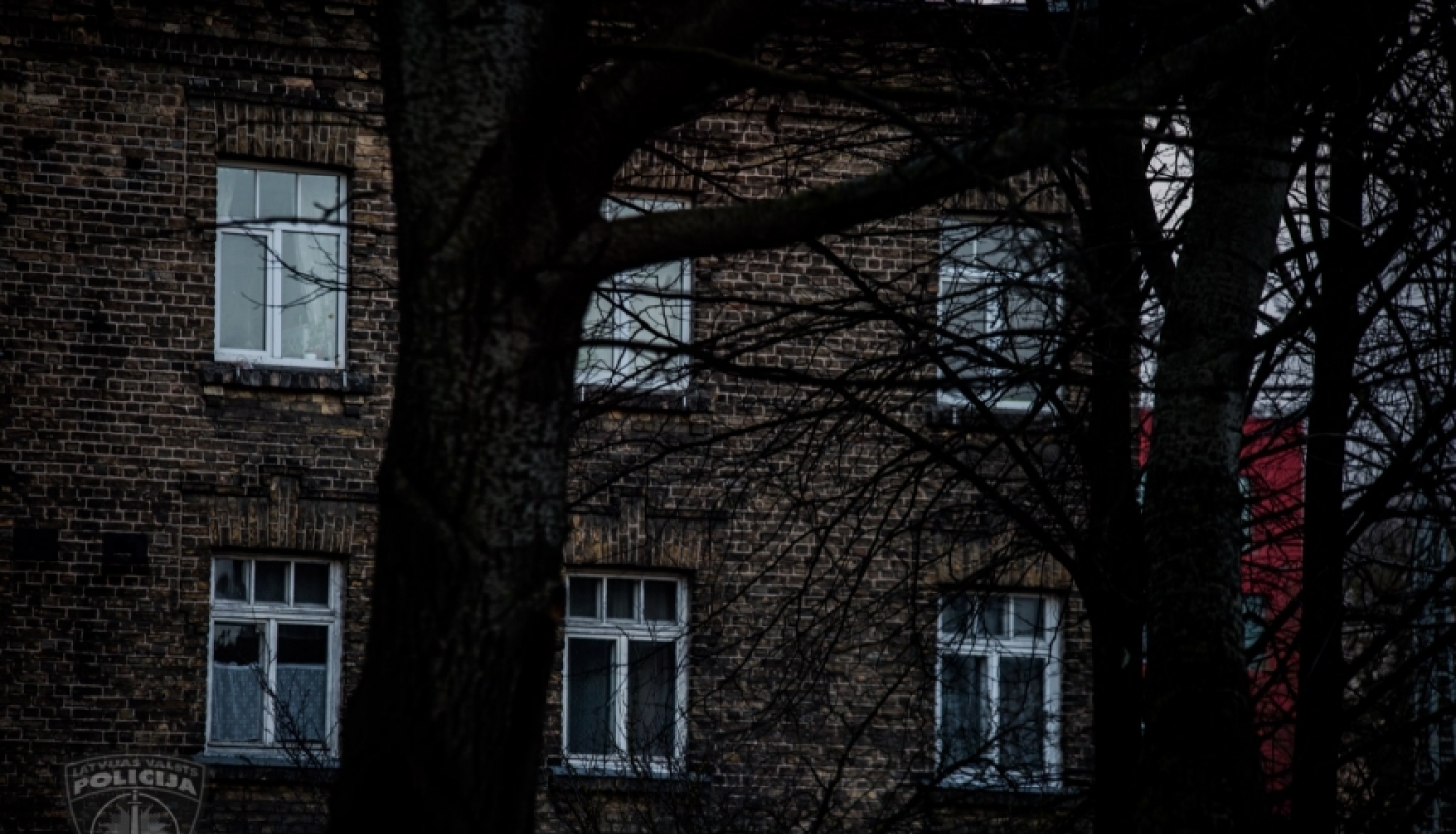 Par spridzināšanas draudiem kādā tiesas ēkā Rīgā aizturēts vairākkārt sodīts vīrietis