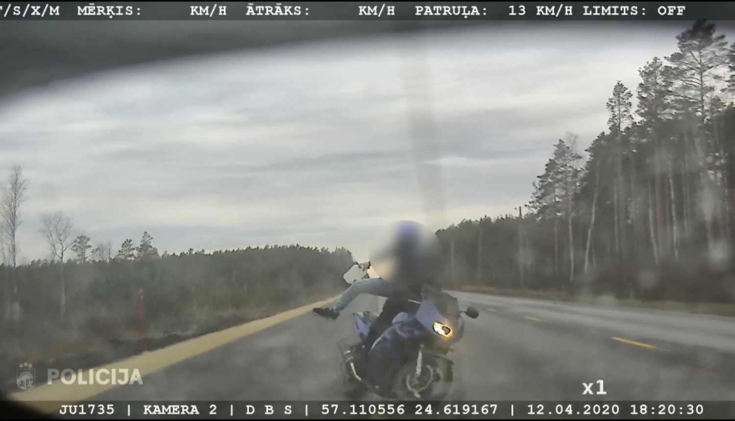 Lieldienās ceļu policisti noķer meklēšanā esošu personu!