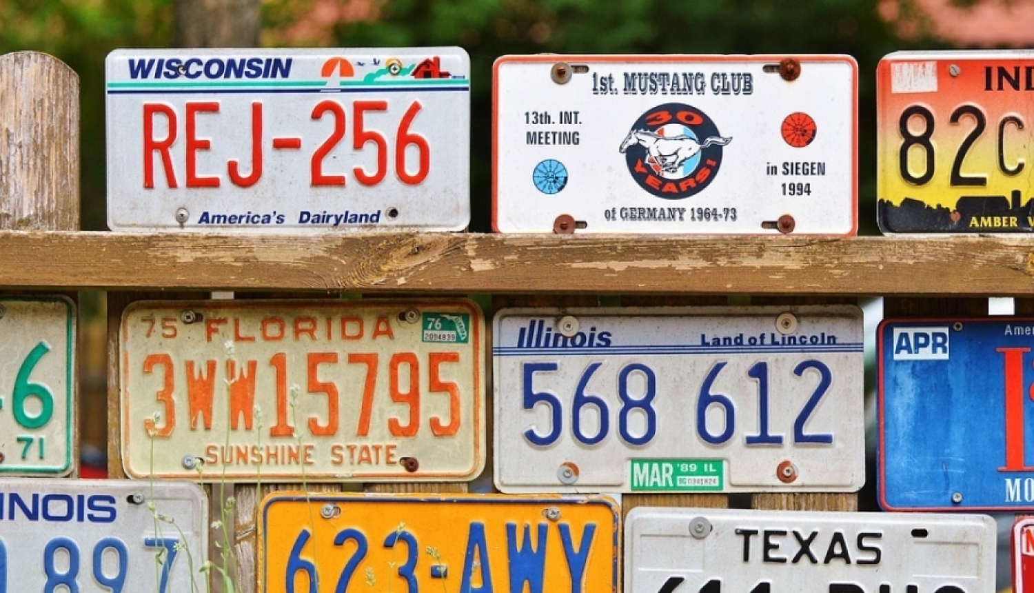 Trīs jaunieši Siguldā nopērk automašīnu, piestiprina zagtas numurzīmes un dodas vizināties pa Cēsīm