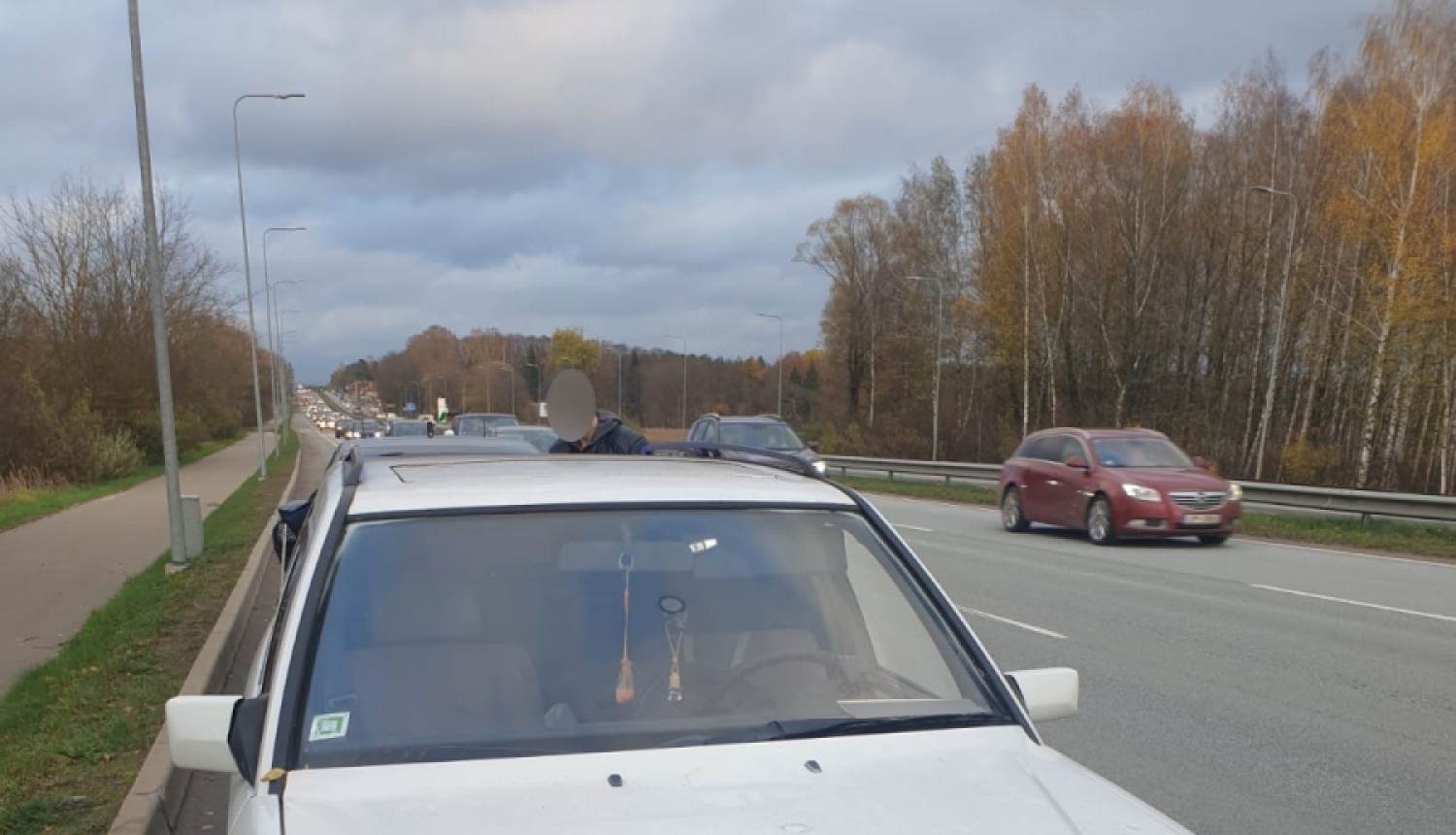 Cenšoties izvairīties no fotoradara, automašīnai uzliek ceļmalā atrastu numurzīmi