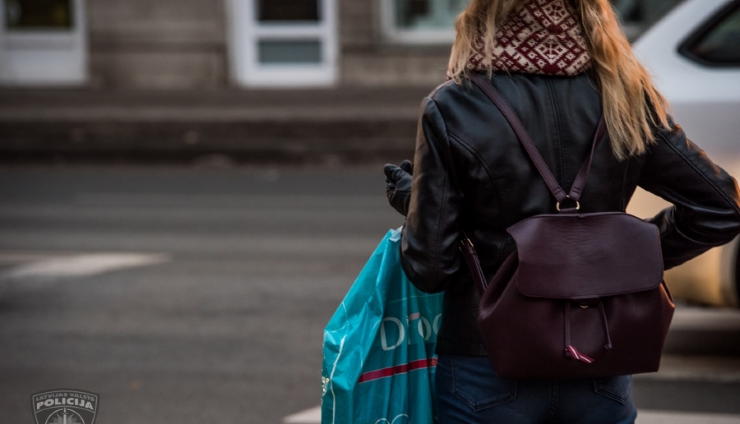 Rīgas Centrālās stacijas tunelī policisti notver kabatzagli vēl pirms cietusī konstatē maka pazušanu