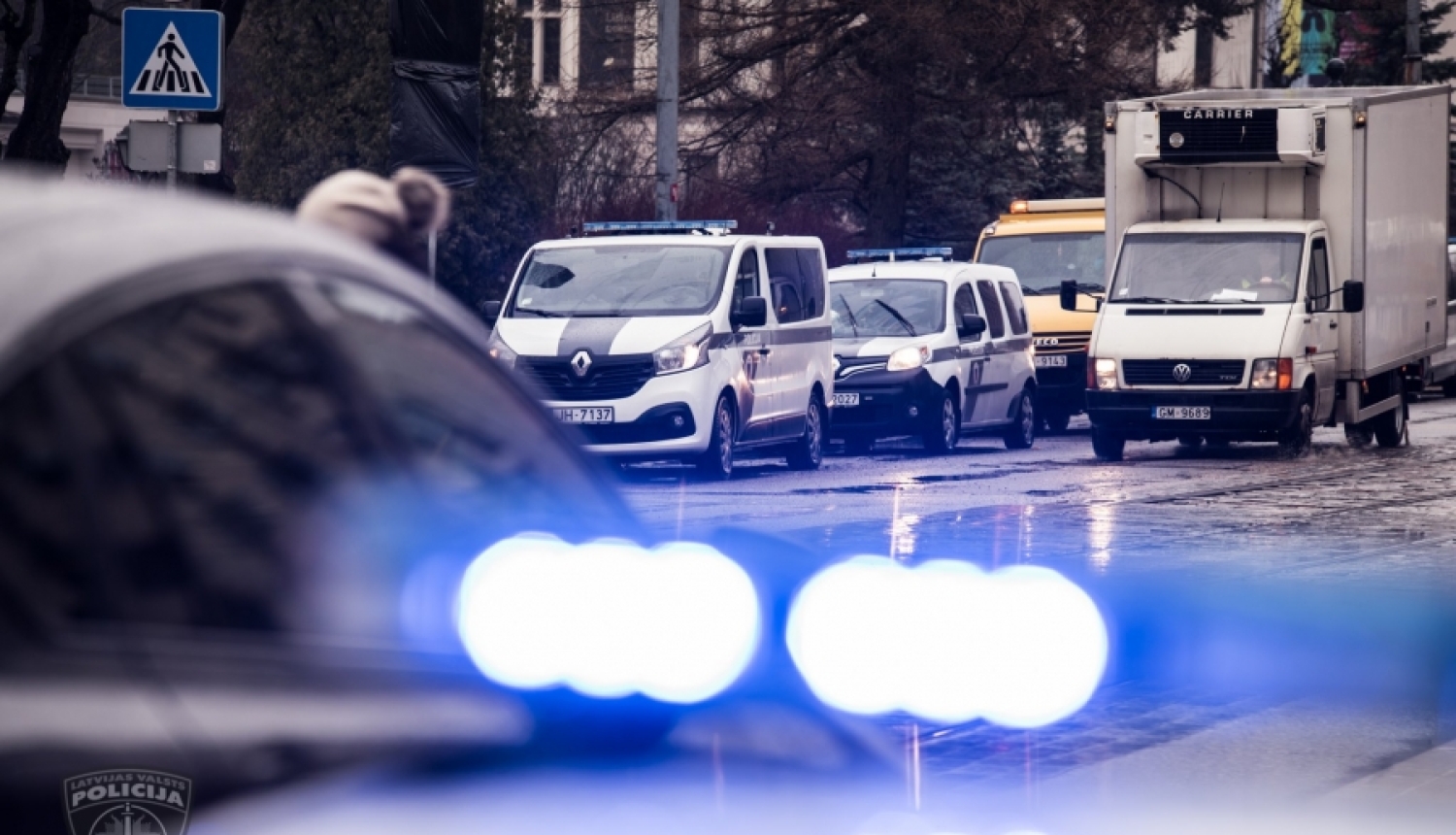 Aizdomās par degvielas uzpildes stacijas apzagšanu policisti pa karstām pēdām notver personu grupu