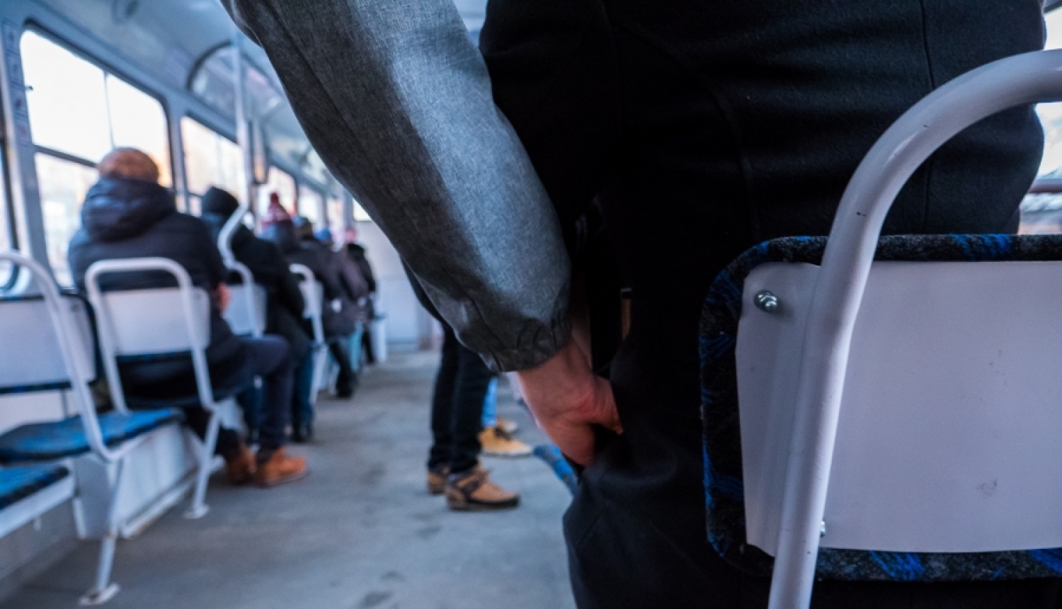 Policisti pa karstām pēdām pie Rīgas Centrālās stacijas aiztur kabatzagli