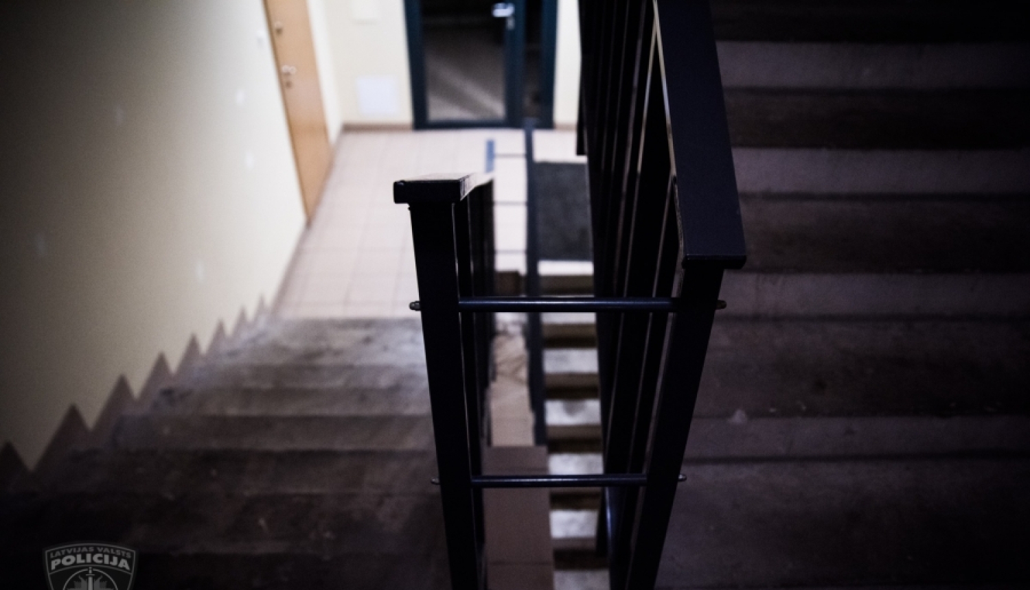 Par vairākkārtēju kāpņu telpas dedzināšanu aizturējām vīrieti