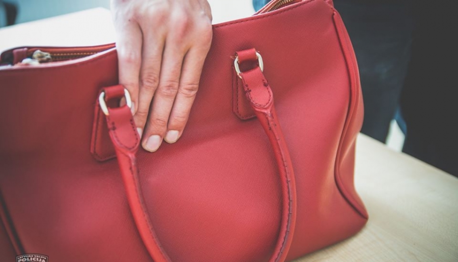 Ķengaragā policisti notver rūdītu somiņu zagli un laupītāju