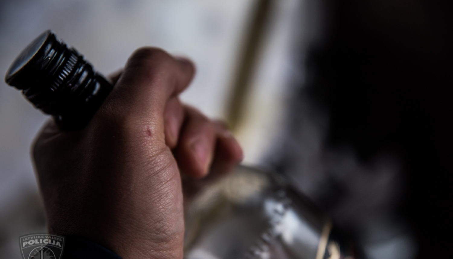 Policisti nelabvēlīgos apstākļos pie iereibušiem pieaugušajiem atrod divus mazgadīgus bērnus