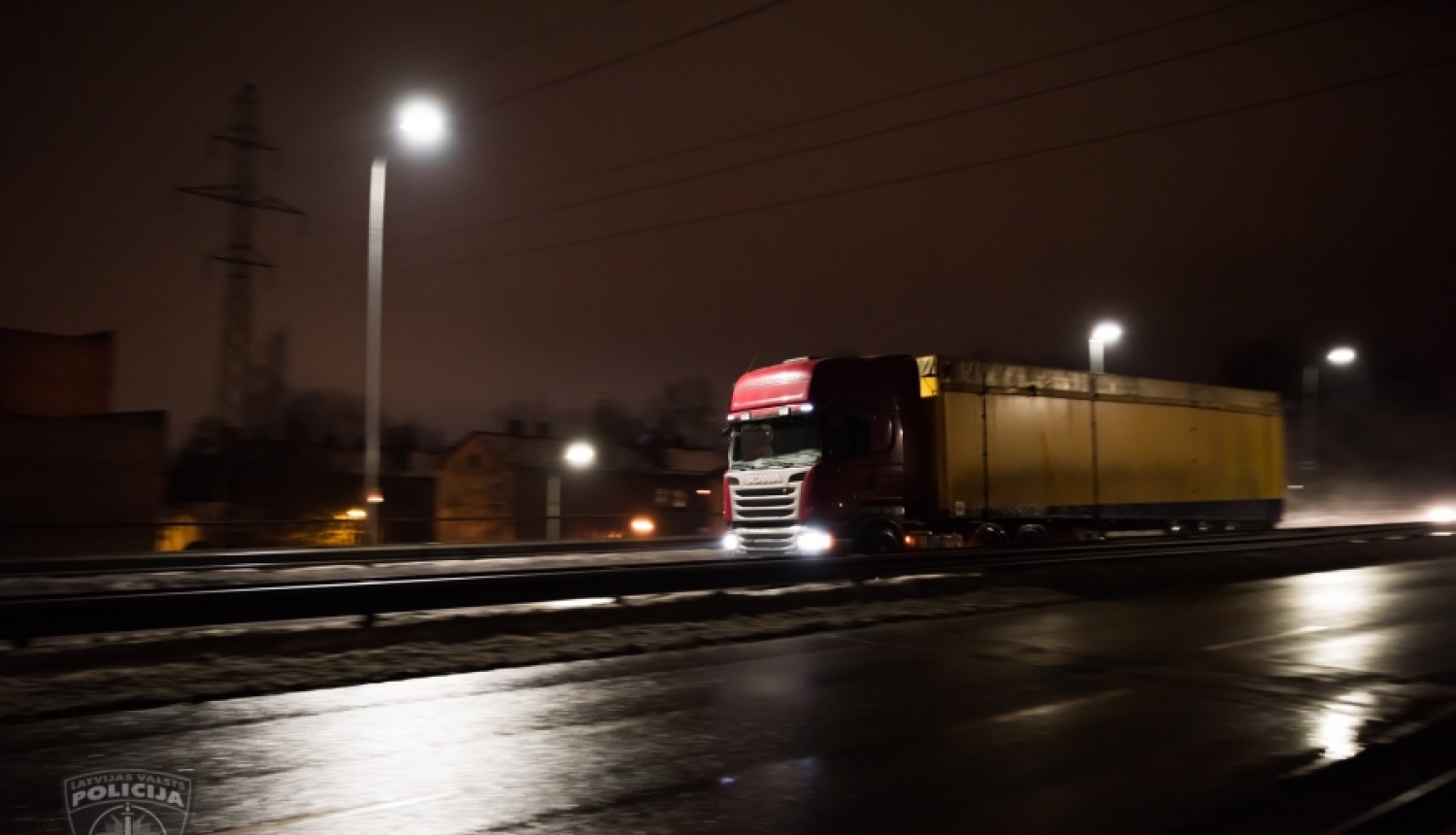 Purvciemā aizdomās par degvielas zādzību no smagās automašīnas aizturējām vīrieti