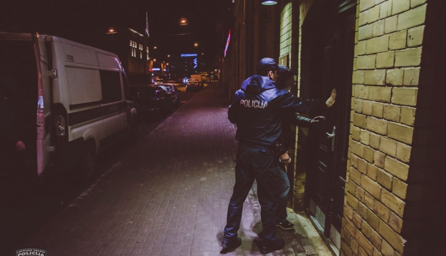 Par Rīgas Centrāltirgus apkaimē izdarītu laupīšanu aizturējām divas personas