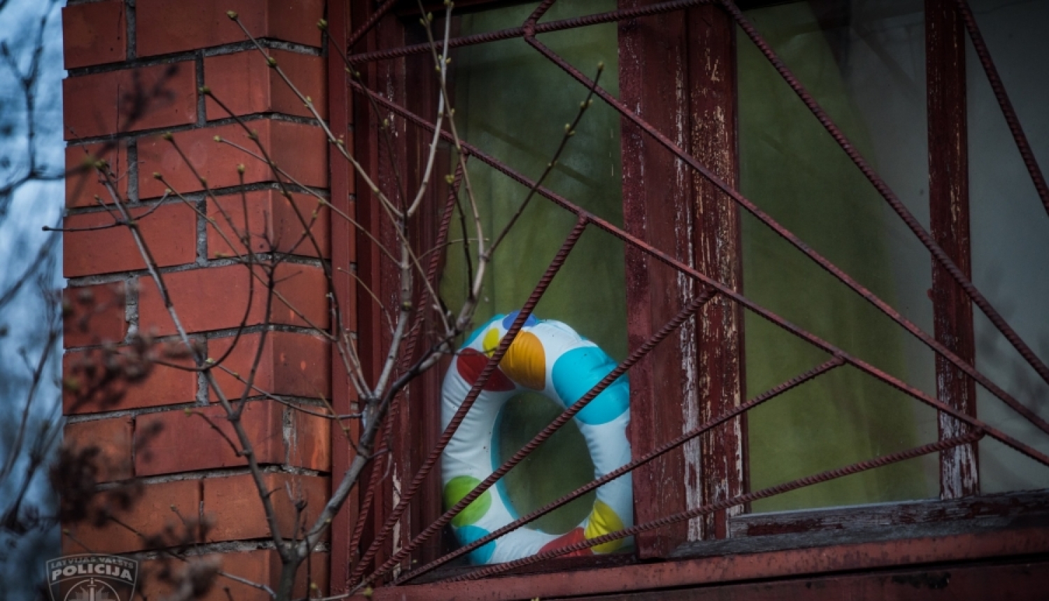 Audžu vecāki vairāku gadu garumā vērš fizisku, emocionālu un seksuālu vardarbību pret aizgādniecībā esošiem nepilngadīgiem bērniem