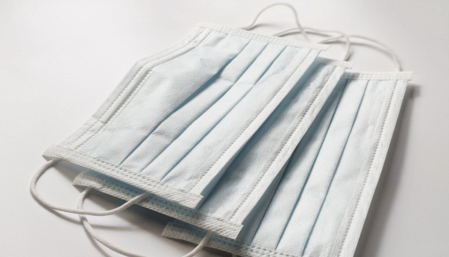 Par neeksistējošu medicīnisko masku un dezinfekcijas līdzekļu tirgošanu aiztur sievieti