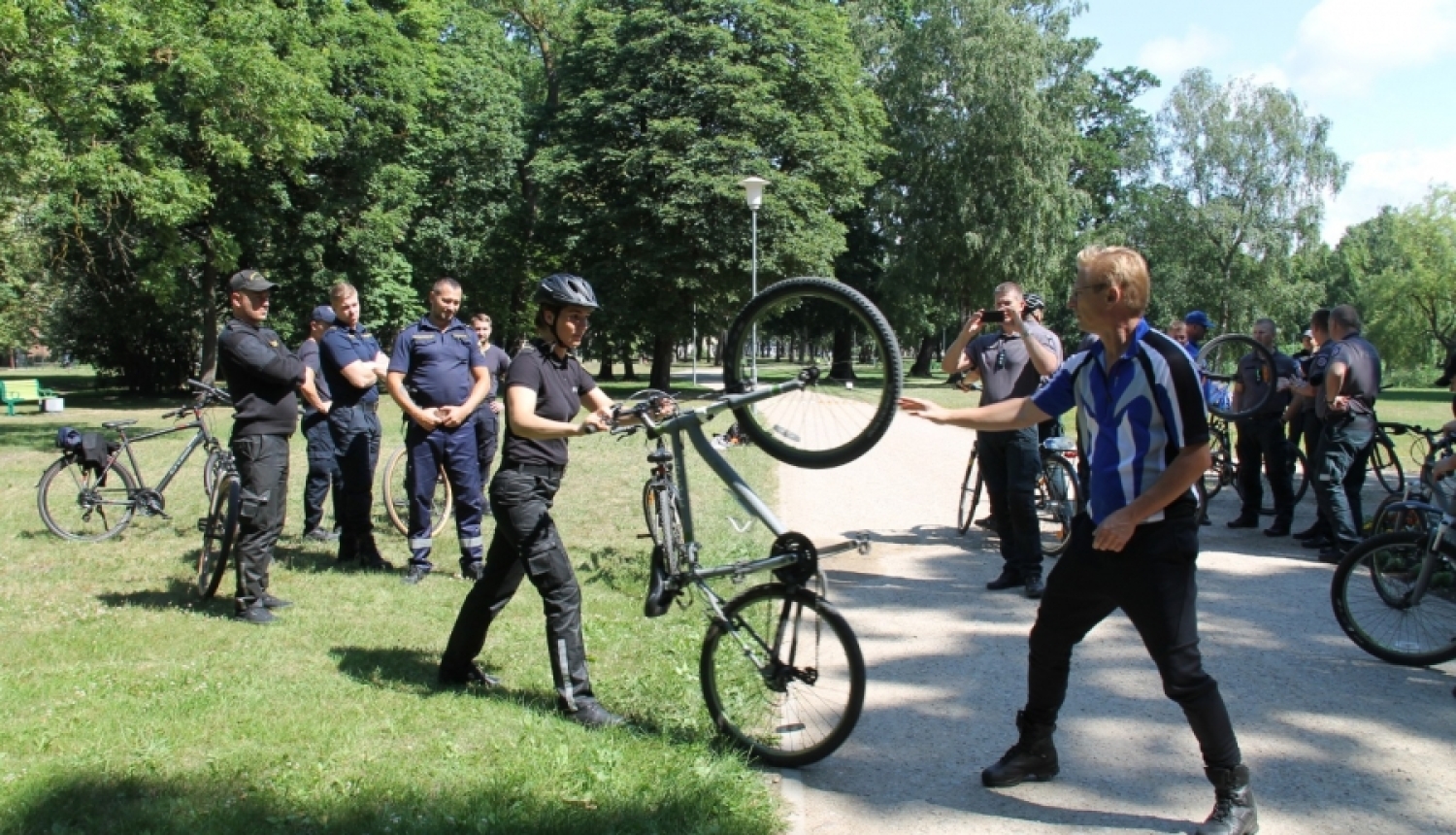 Kurzemē divas dienas Valsts policijas amatpersonas piedalījās starptautiska līmeņa mācībās, lai pilnveidotu policijas velopatruļu kapacitāti