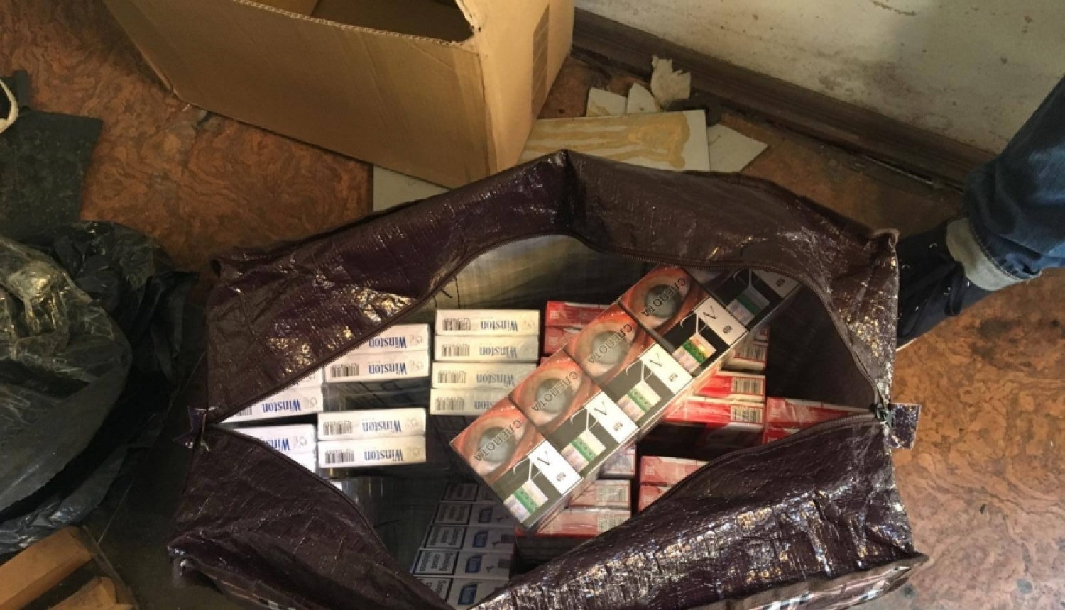 Sešos neiznomātos Rīgas Centrāltirgos kioskos konstatējām nelegālās cigaretes