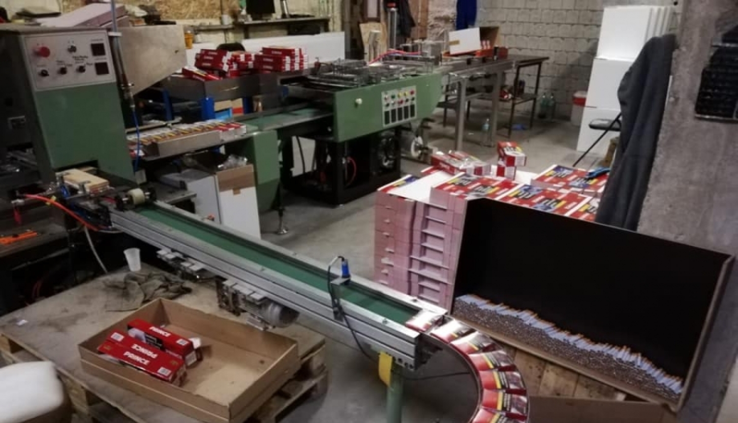 Valsts policija Jelgavas novadā konstatē vienu no lielākajām nelegālo cigarešu ražotnēm valsts vēsturē