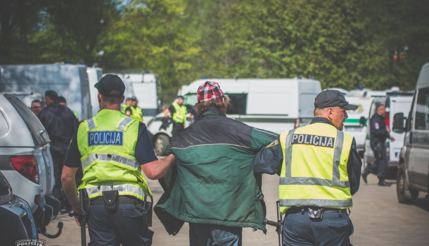 Vīrietis Purvciemā divām automašīnām pārdur riepas un nekavējoties tiek aizturēts