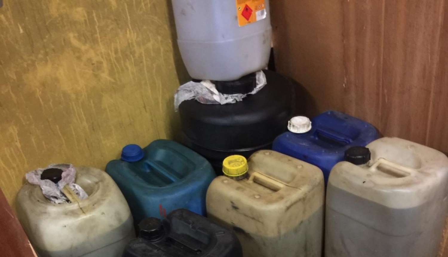 Policisti kādā garāžā Rīgā uziet nelegālo akcīzes preču uzglabāšanas vietu; aizturēts šo preču tirgotājs